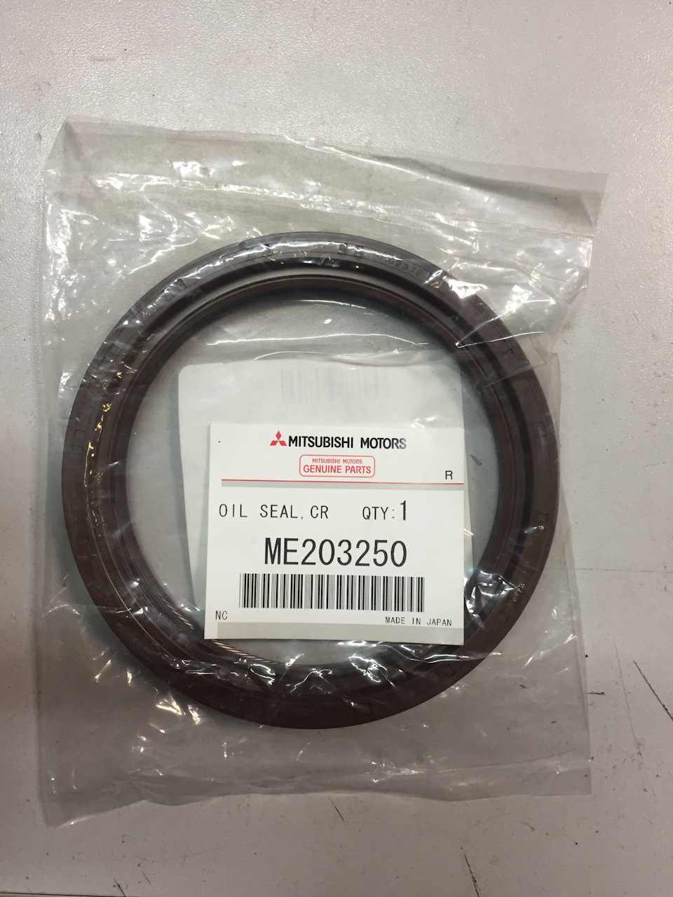 САЛЬНИК КОЛЕНВАЛА MITSUBISHI ME203250